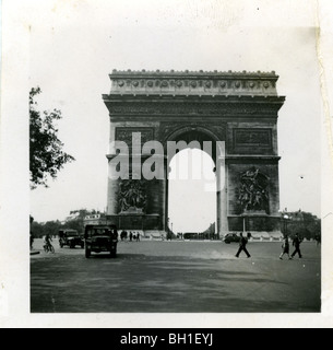 Arc de Triomphe mit amerikanischen Jeeps im befreiten Paris, Frankreich am Ende des zweiten Weltkriegs. Stockfoto