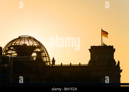 Silhouette des Deutschen Bundestages, Reichstagskuppel bei Sonnenuntergang, Berlin, Deutschland Stockfoto