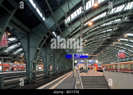 Innenansicht des Berlin Ostbahnhof, Berlin Ostbahnhof am Tag, Berlin, Deutschland, Europa Stockfoto