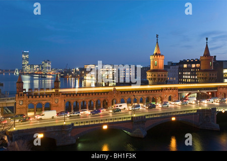 Autos und S-Bahn auf der Oberbaumbrücke in den Abend, Berlin, Deutschland, Europa Stockfoto