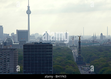 Blick über Berlins Dächer mit Fernsehturm und Siegessäule, Berlin, Deutschland, Europa Stockfoto