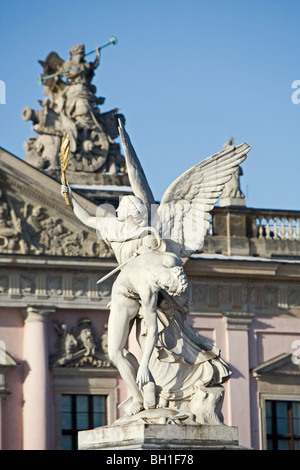 Skulpturen vor dem deutschen historischen Museum, Zeughaus, Unter Den Linden, Berlin, Deutschland, Europa Stockfoto