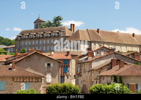 DieAbbatiale der Église Saint-Pierre Abteikirche Saint Paul mit romanischen Brücke über den Briance, Solignac, der Jakobsweg, R Stockfoto