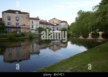 Der Fluss Dronne am Abend, The Way of St. James, Wege nach Santiago, Chemins de Saint-Jacques, Via Lemovicensis, Brantome, Stockfoto