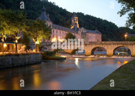 Jardin Des Moines im Abendlicht, Abbaye de Brantome, The Way of St. James, Wege nach Santiago, Chemins de Saint-Jacques, V Stockfoto