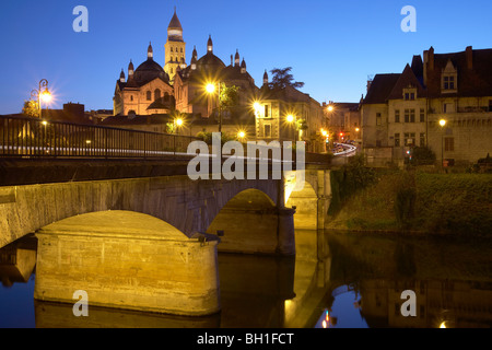 Brücke über den Fluss l ' Isle am Abend, Périgueux Kathedrale Saint-Front-Kathedrale im Hintergrund, The Way of St. James, Roa Stockfoto