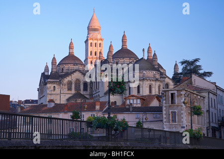 Brücke über den Fluss l ' Isle am Morgen, Périgueux Kathedrale Saint-Front-Kathedrale im Hintergrund, The Way of St. James, Roa Stockfoto