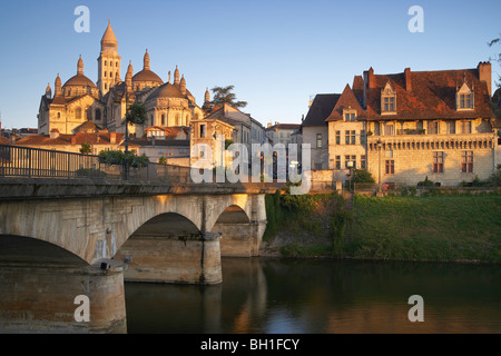 Brücke über den Fluss l ' Isle am Morgen, Périgueux Kathedrale Saint-Front-Kathedrale im Hintergrund, The Way of St. James, Roa Stockfoto