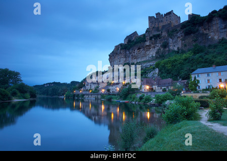 Blick von Beynac entlang der Dordogne am Abend, der Jakobsweg, Jakobsweg, Chemins de Saint-Jacques, über Stockfoto