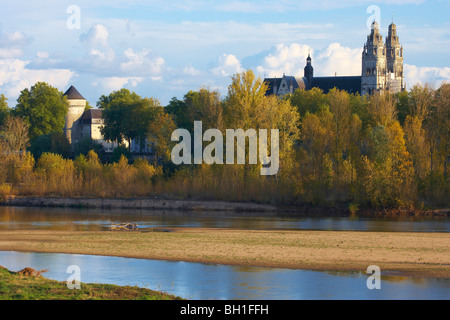 Blick über die Loire in Richtung Tours Kathedrale, Kathedrale von Saint-Gatiens, der Weg des Hl. Jakobus, Chemins de Saint-Jacques, über Stockfoto