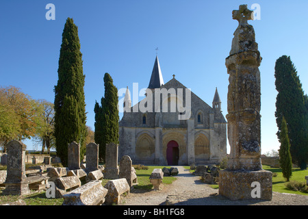 St Peter Church in Aulnay, Westfassade mit Hosianna überqueren, The Way of St. James, Chemins de Saint-Jacques, Via Turonensis, Dept. Stockfoto