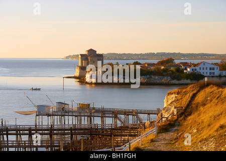 Am späten Nachmittag, Fischerhütten und Kirche, der Weg von Saint James, Chemins de Saint-Jacques, Via Turonensis, Talmont-Sur Gironde Stockfoto