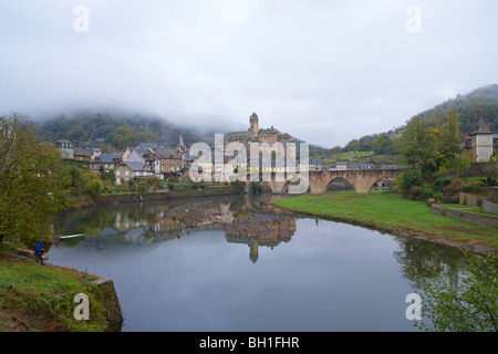 Burg und Brücke über den Fluss Lot, Herbst Nebel, der Weg des Hl. Jakobus, Chemins de Saint-Jacques, Via Podiensis, Estaing, Dept. Stockfoto