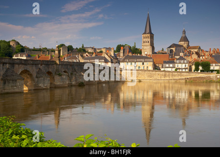 Alte Stadt von La-Charité-Sur-Loire, steinerne Brücke über die Loire-Flusses, Kirche und ehemaliges Kloster Notre Dame im Hintergrund, T Stockfoto