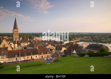 Alte Stadt von La-Charité-Sur-Loire, steinerne Brücke über die Loire-Flusses, Kirche und ehemaliges Kloster Notre Dame im Hintergrund, T Stockfoto