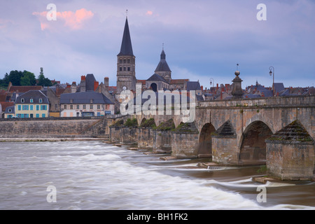 Abend in der alten Stadt von La-Charité-Sur-Loire, überbrücken Loire-Flusses, Kirche und ehemaliges Kloster Ste Croix Notre Stein Stockfoto