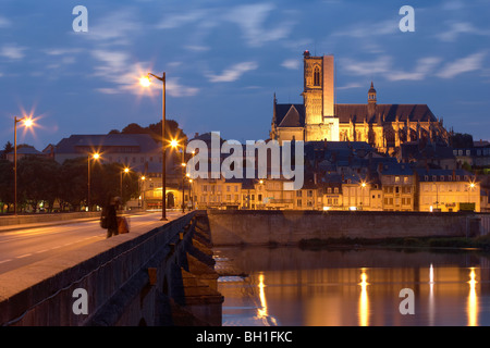 Abend über der alten Stadt von Nevers, Saint Cyr et Sainte-Julitte-Kathedrale im Hintergrund, Brücke über die Loire, die W Stockfoto