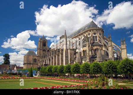 St.-Stephans Kathedrale in Bourges, Jardin de l'Archeveché, The Way of St. James, Chemins de Saint-Jacques, Via Lemovicensis, Stockfoto