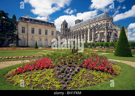 St.-Stephans Kathedrale in Bourges, Jardin de l'Archeveché, The Way of St. James, Chemins de Saint-Jacques, Via Lemovicensis, Stockfoto