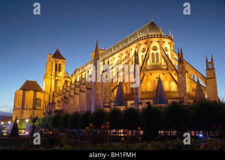 St.-Stephans Kathedrale von Bourges am Abend, Altstadt von Bourges, The Way of St. James, Chemins de Saint-Jacques, über Le Stockfoto