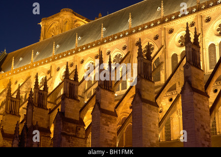 St.-Stephans Kathedrale von Bourges am Abend, Altstadt von Bourges, The Way of St. James, Chemins de Saint-Jacques, über Le Stockfoto