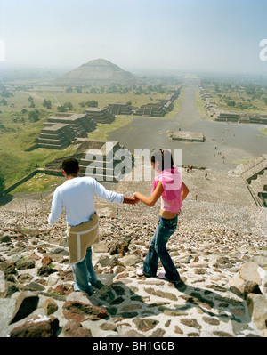 Junges Paar auf Mond Pyramide, Blick auf Straße der Toten, Tempel Komplex Teotihuacan, Mexiko, Amerika Stockfoto