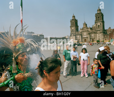 Mann trägt aztekische Kostüm während Leistung für Touristen auf dem Zocalo vor der Kathedrale, Mexico City, Mexiko, Amerika Stockfoto