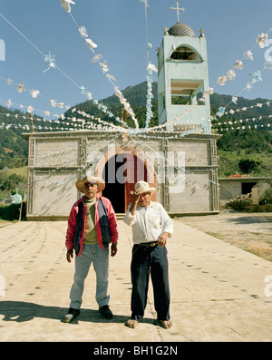 Zwei Männer vor der unvollendeten Kirche im Dorf Jalcomulco, Puebla Provinz, Mexiko, Amerika Stockfoto