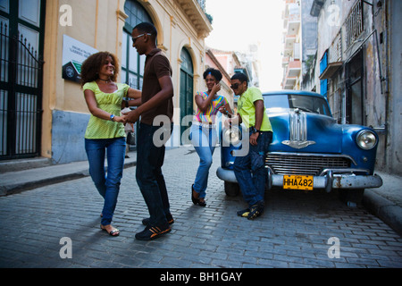 Jugendliche tanzen Salsa auf Straße, Havanna, Ciudad De La Habana, Kuba, La Habana Vieja, West Indies Stockfoto