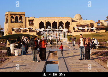 Menschen vor dem Hilltop Restaurant am Al-Azhar-Park, Kairo, Ägypten, Afrika Stockfoto