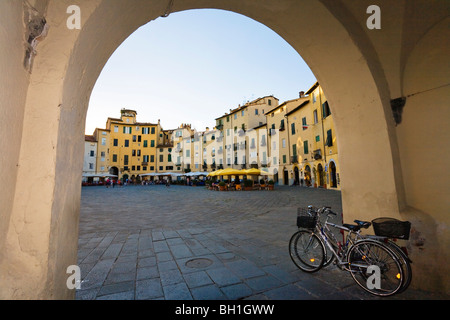 Platz beim Amphitheater, Lucca, Toskana, Italien Stockfoto