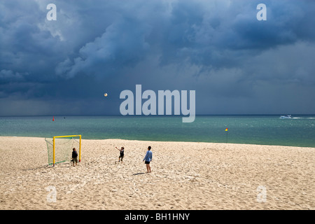 Menschen, die Fußball spielen, am Strand von Hornum, Insel Sylt, Schleswig-Holstein, Deutschland Stockfoto