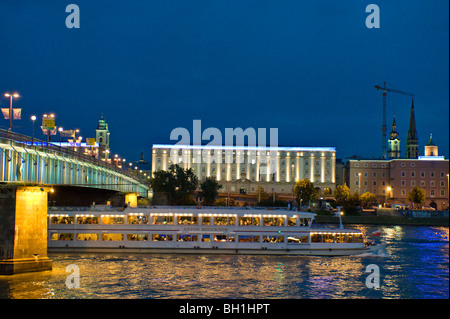 Ein Ausflugsschiff auf der Donau fahren bei Nacht, Universität der Künste in den Hintergrund, Linz, Oberösterreich, Österreich Stockfoto