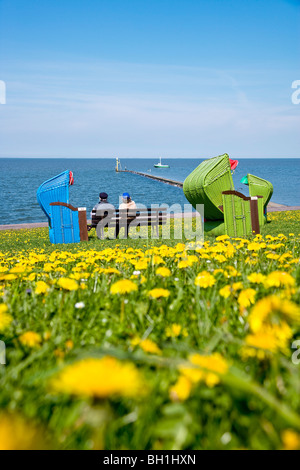 Strandkörbe am Deich, die Insel Pellworm, Nordfriesischen Inseln, Schleswig-Holstein, Deutschland Stockfoto