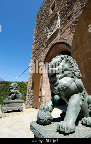 Skulpturen vor dem Eingang zum Messner Mountain Museum Messner, MMM, Schloss Sigmundskron, Reinhold Messner, Bozen, Stockfoto