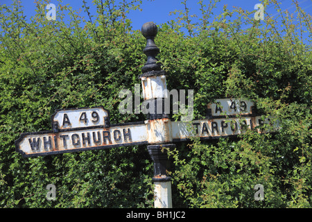 Alten A49-Schild in der Mitte des Dorfes Bunbury, Cheshire; Whitchurch Tarporley im Norden im Süden. Stockfoto