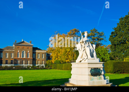 Statue der Königin Victoria vor Kensington Palace in Kensington Gardens West London England UK Stockfoto