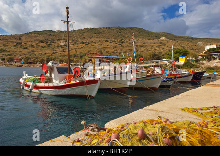 Angelboote/Fischerboote vertäut im Hafen von Agios Nikolas, Zakynthos Stockfoto