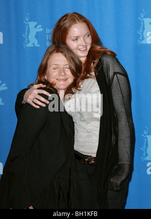 SALLY POTTER & LILY COLE DIREKTOR & SCHAUSPIELERIN DIE GRAND HYATT HOTEL POTSDAMER PLATZ BERLIN-DEUTSCHLAND 02.08.2009 Stockfoto