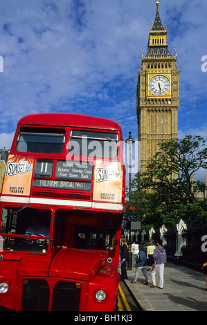 Europa, Großbritannien, England, London, typischen roten Bus mit Big Ben im Hintergrund Stockfoto