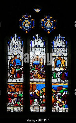 Ein Buntglasfenster mit Szenen aus der Passion Christi, St. Michael Kirche, Caerhays, Cornwall Stockfoto