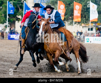 Teilnehmer in die Gauchos zeigen in "Semana Criolla" in Montevideo Uruguay Stockfoto