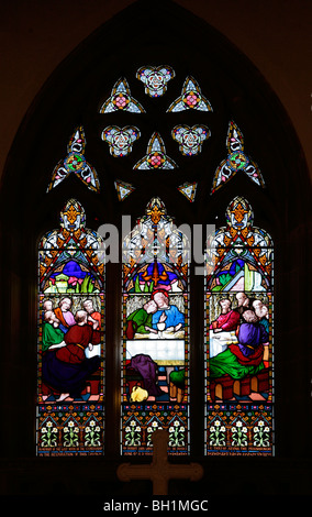 Ein Buntglasfenster von Michael O'Connor aus London, das das letzte Abendmahl zeigt, St Giles Church, Chesterton, Warwickshire Stockfoto