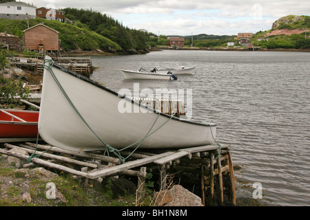 Boote und hausgemachte Stufen schmücken die Uferpromenade am Burgeo, Newfoundland Stockfoto