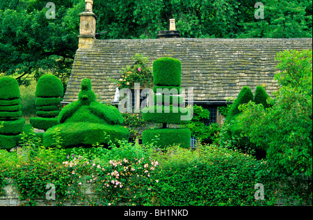 Europa, England, Derbyshire, Bakewell, Haddon Hall, Gardener es cottage Stockfoto