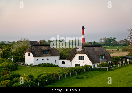 Reetgedeckten Haus und Leuchtturm, die Insel Pellworm, Nordfriesischen Inseln, Schleswig-Holstein, Deutschland Stockfoto