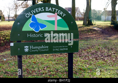 Typische Landschaft Service-Board von Hampshire County Council, Kennzeichnung der Eisenzeit Erdarbeiten an Olivers Batterie, Winchester. Stockfoto