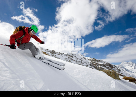 Ein junger Mann, ein Skifahrer, Freerider Ski im Tiefschnee auf dem Stockhorn, Zermatt, Wallis, Wallis, Schweiz, Herr Stockfoto