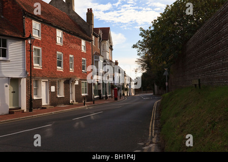 Blick auf Häuser und Geschäfte in Bexhill Altstadt, East Sussex, Großbritannien Stockfoto