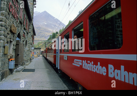 Schaufenster der rote Zug der Rhaetische Bahn Haltestelle Alpe Gruem, Alp Gruem Ferrovia Raetia, Berninagruppe, lächelnde Frau sein Stockfoto